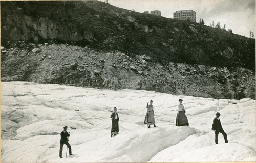 Touristen auf dem Mer de Glace. Whymper spazierte heute mit Biner dort hinauf und verbrachte einen gem&uuml;tlichen Nachmittag beim Biertrinken mit dem Besitzer des Hotel Montenvers.